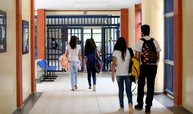 Bolsonaro veta atendimento de psicólogo e assistente social nas escolas públicas