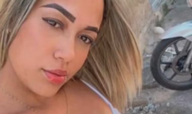 Jovem na garupa de moto morre após táxi avançar sinal e derrubá-la