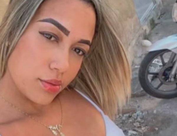 Jovem na garupa de moto morre após táxi avançar sinal e derrubá-la