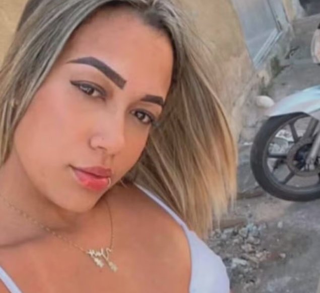 Jovem na garupa de moto morre após táxi avançar sinal e derrubá-la